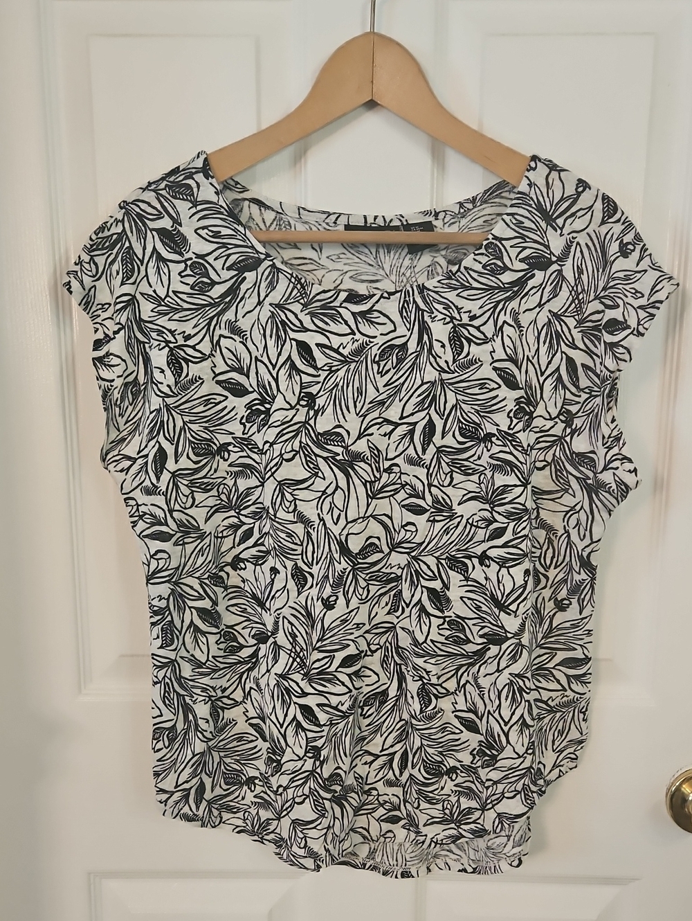Tahari Black and White Leaf-Print Cap-Sleeve Tee